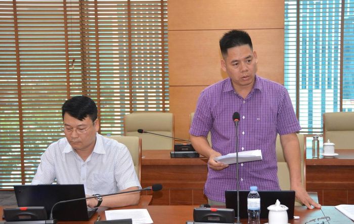 Lãnh đạo phường Tân Giang báo cáo tình hình thực hiện công tác giải phóng mặt bằng Dự án đầu tư khai thác lộ thiên mỏ sắt Nà Rụa.