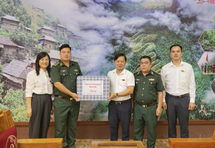 Tổ đại biểu số 14 HĐND tỉnh thăm, động viên, tặng quà Đồn Biên phòng Xuân Trường.