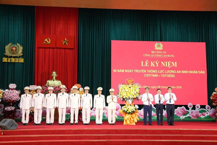 Lãnh đạo tỉnh tặng hoa chúc mừng lực lượng an ninh Công an tỉnh.