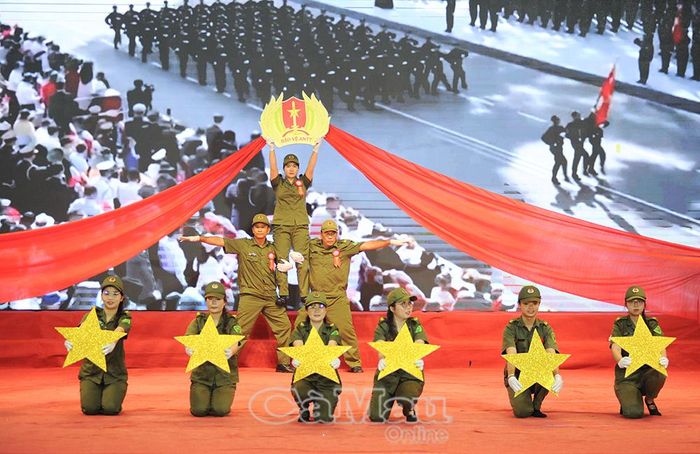 Không khí hội thi diễn ra sôi nổi, nghiêm túc và trách nhiệm. Nhiều đội thi có sự chuẩn bị công phu, đầu tư kỹ lưỡng về nội dung, hình thức thể hiện.
