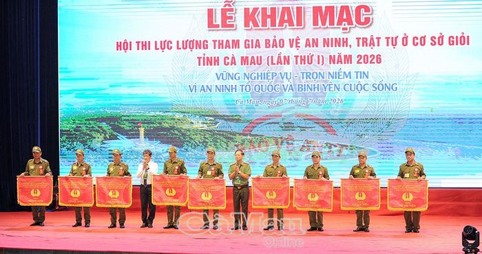 Ban tổ chức trao cờ lưu niệm cho 9 đơn vị tham gia hội thi.