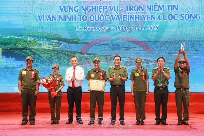 Thiếu tướng Hồ Việt Triều, Ủy viên Ban Thường vụ Tỉnh ủy, Giám đốc Công an tỉnh (thứ tư từ phải sang) cùng Phó Chủ tịch Ủy ban MTTQ Việt Nam tỉnh Cà Mau Nguyễn Văn Khởi (thứ ba từ trái sang), trao giải Nhất cho đơn vị thuộc Cụm thi số 8.