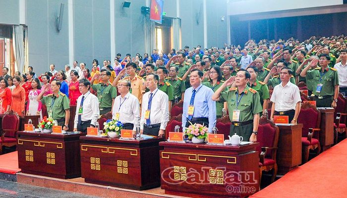 Ủy viên Ban Thường vụ Tỉnh ủy, Phó Chủ tịch Thường trực UBND tỉnh Lâm Văn Bi, Trưởng ban Tổ chức hội thi (hàng đầu, thứ hai từ phải sang); Thiếu tướng Hồ Việt Triều, Ủy viên Ban Thường vụ Tỉnh ủy, Giám đốc Công an tỉnh (hàng đầu, bìa phải) và đại biểu thực hiện nghi thức chào cờ khai mạc hội thi.