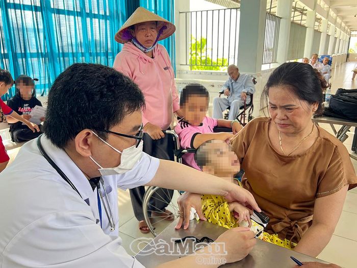 Trung tâm Bảo trợ xã hội Bạc Liêu phối hợp tổ chức khám sức khỏe định kỳ cho trẻ em.