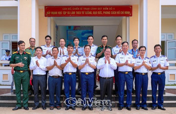 Ðoàn công tác khảo sát, nắm tình hình vùng biển, đảo Tây Nam năm 2026, do Thiếu tướng Trần Văn Xuân, Phó Chính ủy Cảnh sát biển Việt Nam, làm trưởng đoàn, chụp ảnh lưu niệm cùng cán bộ, chiến sĩ Trạm Cảnh sát biển số 4.