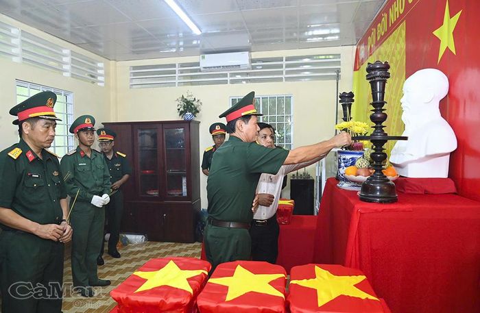 Ban tổ chức dâng hương tại buổi lễ đưa các mẫu sinh phẩm hài cốt liệt sĩ đi giám định ADN.