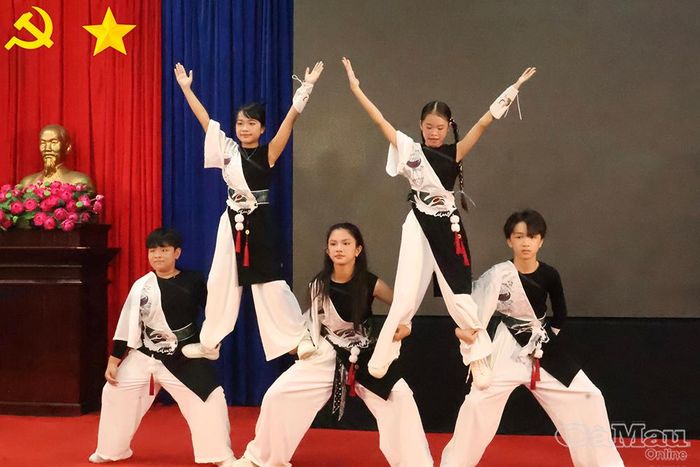 Tiết mục múa hiện đại "Nam quốc sơn hà" của các em học sinh Trường THCS Nguyễn Thái Bình (phường Tân Thành).