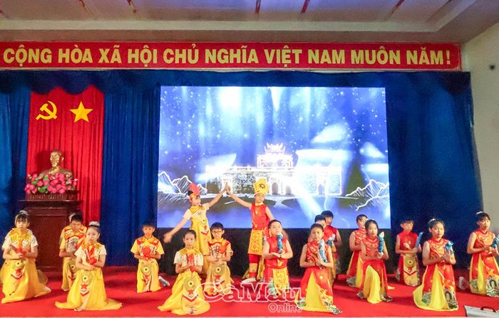 Nhóm học sinh lớp 4B, Trường Tiểu học Lê Quý Đôn (phường An Xuyên) tự tin biểu diễn tiết mục "Lời ru Âu Lạc - Hào khí Việt Nam".