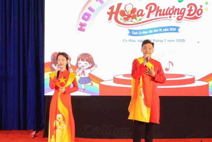  Em Phan Thị Quỳnh Như và em Nguyễn Công Hiển, Trường THCS Nguyễn Trung Trực (phường Hòa Thành) rạng rỡ trong tiết mục song ca "Đất Việt tiếng vọng ngàn đời và Hào khí Việt Nam".