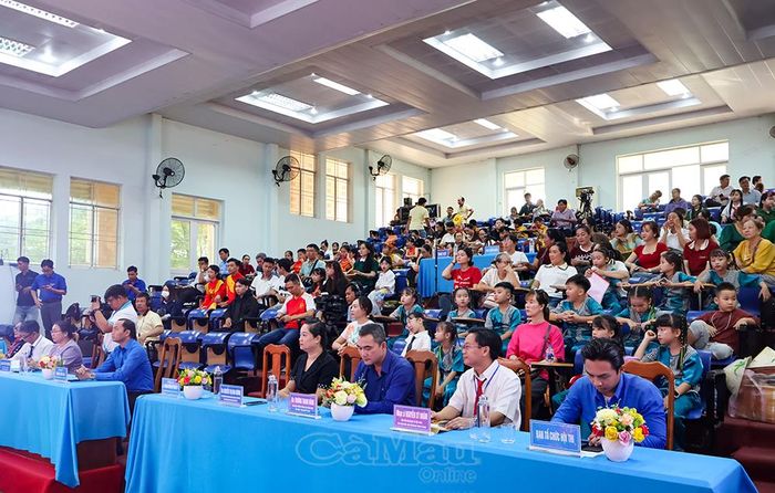Hội thi nhận được sự cổ vũ của đông đảo phụ huynh và học sinh.