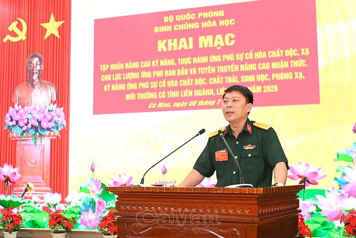 Đại tá Nguyễn Anh Tấn, Phó Chủ nhiệm Chính trị Binh chủng Hóa học, phát biểu khai mạc tại lớp tập huấn.
