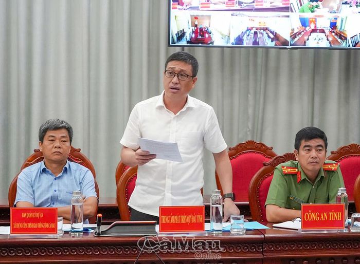 Đồng chí Tăng Vũ Em, Giám đốc Trung tâm Phát triển quỹ đất tỉnh, phát biểu về công tác bồi thường, giải phóng mặt bằng và các giải pháp tháo gỡ khó khăn, góp phần thúc đẩy tiến độ thực hiện các dự án đầu tư công.