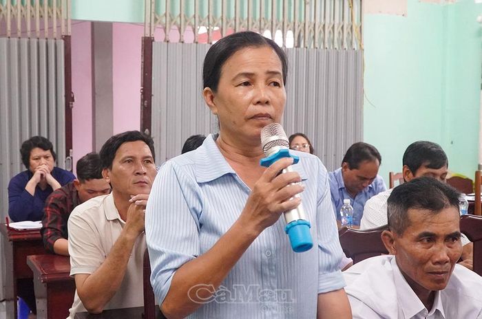 Bà Trần Thị Ánh Nguyệt, ấp Phú Nhuận, phản ánh tình trạng sạt lở diễn ra nghiêm trọng tại nhiều khu vực trong xã.
