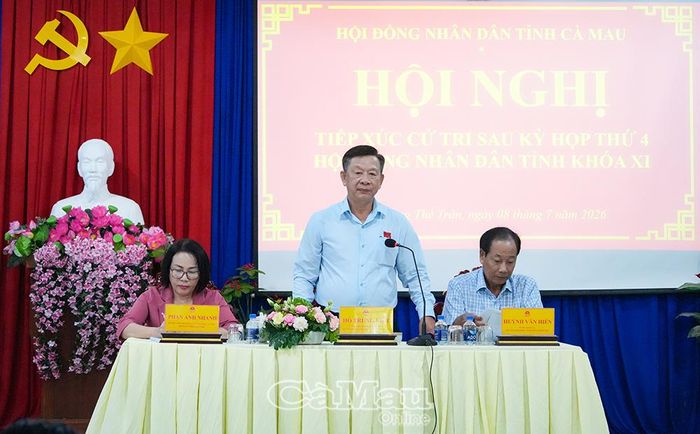 Đồng chí Hồ Trung Việt, Trưởng Ban Tuyên giáo và Dân vận Tỉnh ủy Cà Mau tiếp thu, giải trình các ý kiến của cử tri.