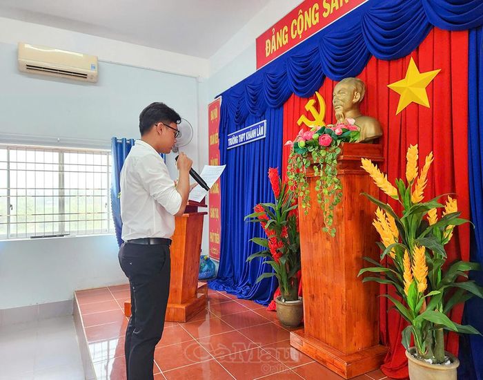 Đảng viên mới Dương Phú Trọng (lớp 12T2, Trường THPT Khánh Lâm) đọc lời tuyên thệ.