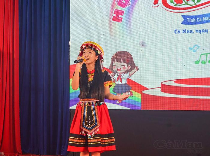 Tiết mục “Em là cô giáo vùng cao” của em Trần Xuân Đào (Lớp 8A1, Trường THCS Dương Thị Cẩm Vân, xã Đầm Dơi) đoạt giải Nhất cá nhân.