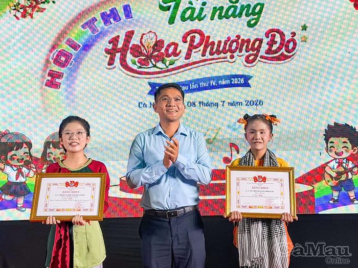 Phó Bí thư Tỉnh đoàn Cà Mau Trần Đăng Khoa trao 2 giải Nhất đồng đội.