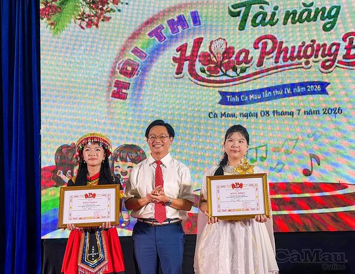 Nhạc sĩ Nguyễn Sỹ Nhâm, Phó Giám đốc Nhà Thiếu nhi tỉnh Cà Mau, Trưởng Ban Giám khảo, trao 2 giải Nhất cá nhân.