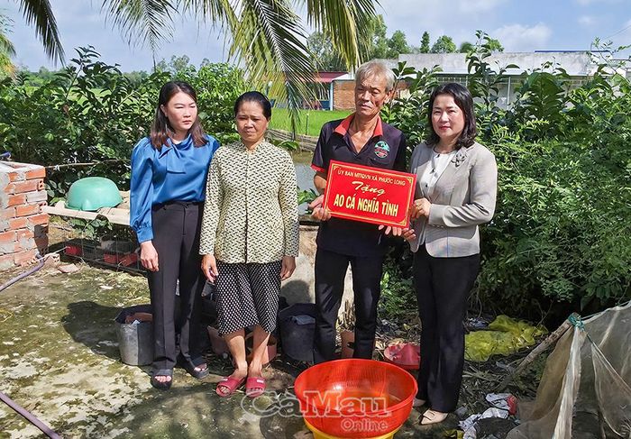 Gia đình chính sách Phan Văn Hận, ấp Vĩnh Phú, nhận phần quà tri ân "Ao cá tình nghĩa” của xã Phước Long.
