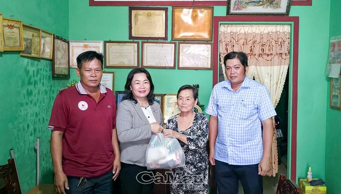 Chủ tịch Ủy ban MTTQ Việt Nam xã Phước Long, trao quà tri ân gia đình chính sách Ngô Thị Việt, ở ấp Long Thành.