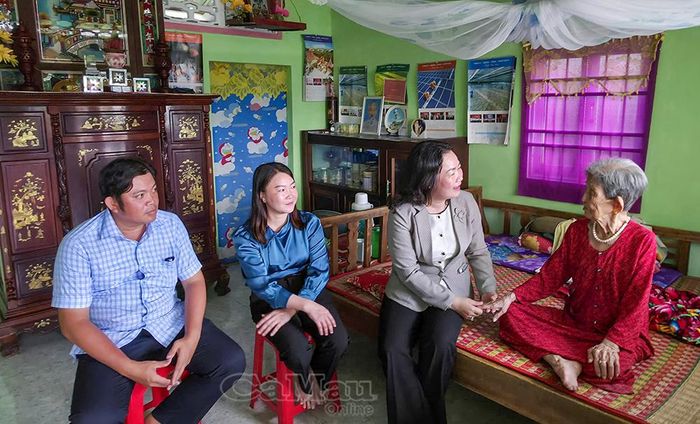 Bà Trương Thanh Xuân, Chủ tịch Ủy ban MTTQ Việt Nam xã Phước Long, thăm hỏi sức khỏe Mẹ Việt Nam Anh hùng Nguyễn Thị Thu Ba, ở ấp Vĩnh Phú.