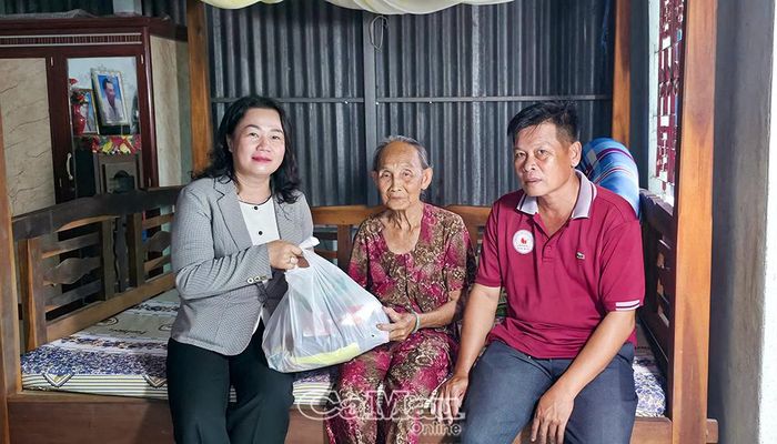 Bà Trương Thanh Xuân, Chủ tịch Ủy ban MTTQ Việt Nam xã Phước Long, thăm và tặng quà tri ân gia đình bà Nguyễn Thị Ráng, ấp Long Thành, người có công với cách mạng.