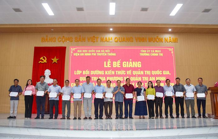 Trung tướng, GS.TS Nguyễn Xuân Yêm trao giấy chứng nhận hoàn thành chương trình bồi dưỡng.