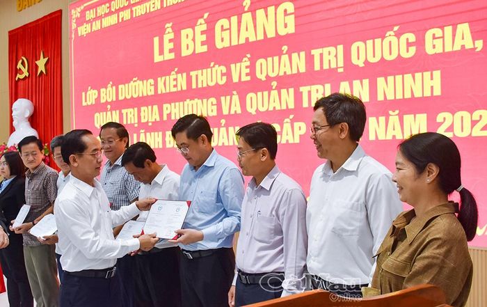  Phó Bí thư Tỉnh ủy Hồ Thanh Thủy trao giấy chứng nhận hoàn thành chương trình bồi dưỡng.