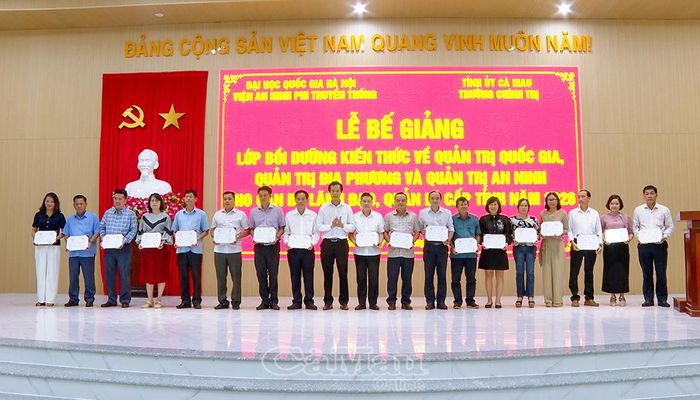 Hiệu trưởng Trường Chính trị tỉnh Dương Văn Thạnh trao giấy chứng nhận hoàn thành chương trình bồi dưỡng.