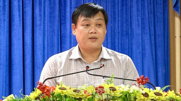 Đồng chí Trần Hoàng Lĩnh, Phó Chủ tịch UBND xã Vĩnh Phước, trình bày tham luận về những thuận lợi, khó khăn và giải pháp thực hiện mục tiêu tăng trưởng kinh tế 2 con số.