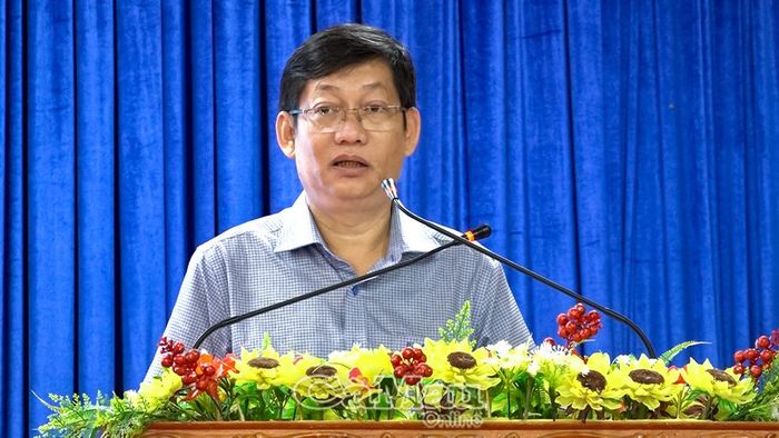 Đồng chí Nguyễn Thanh Hoàng, Phó Bí thư Đảng ủy, Chủ tịch UBND xã Vĩnh Phước, báo cáo kết quả thực hiện các mặt công tác của Ban Chấp hành Đảng bộ xã trong 6 tháng đầu năm 2026.