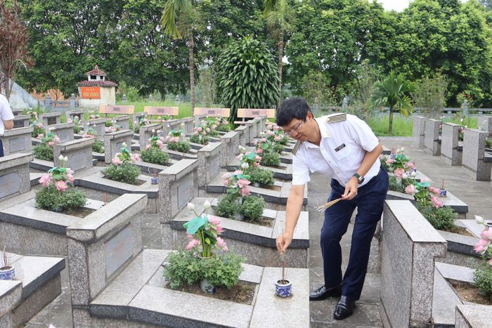Đồng chí Đoàn Chiến Thắng - Bí thư Đảng ủy, Kiểm toán trưởng KTNN khu vực VII - thắp hương tri ân các Liệt sĩ.
