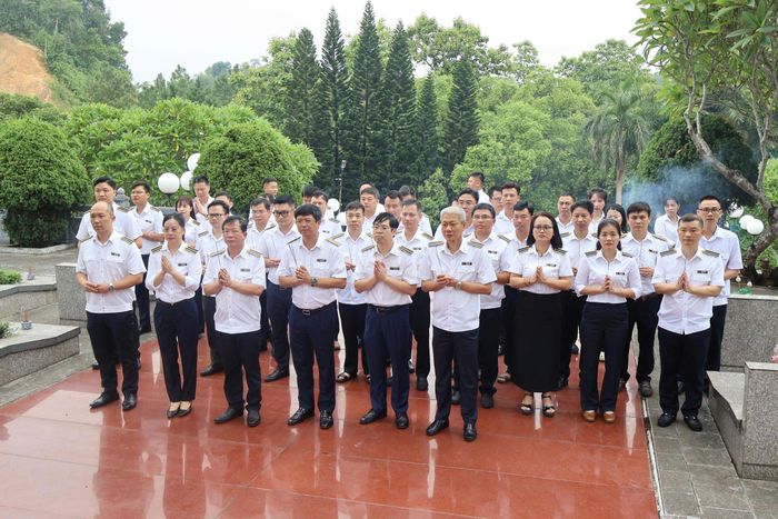 Đoàn dâng hương, dâng hoa, dành phút mặc niệm tưởng nhớ công lao của các Anh hùng liệt sĩ tại Đài tưởng niệm thuộc Nghĩa trang Liệt sĩ tỉnh Lào Cai