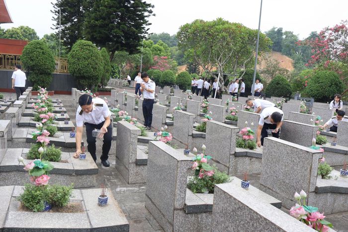 Các thành viên của Đoàn thắp hương tri ân các Liệt sĩ.