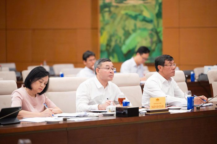 Bộ trưởng Bộ Tài chính Ngô Văn Tuấn và Phó Tổng Kiểm toán nhà nước Doãn Anh Thơ tại Phiên họp. Ảnh: VPQH