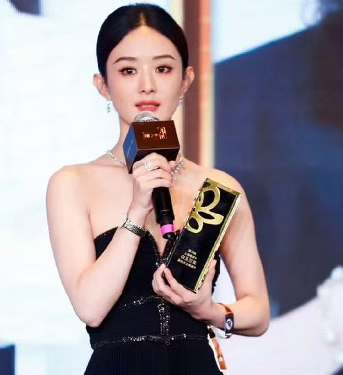 Tâm trạng buồn của Triệu Lệ Dĩnh sau khi nhận ra đoạn video giới thiệu của cô đã bị tráo đổi. Ảnh: Weibo