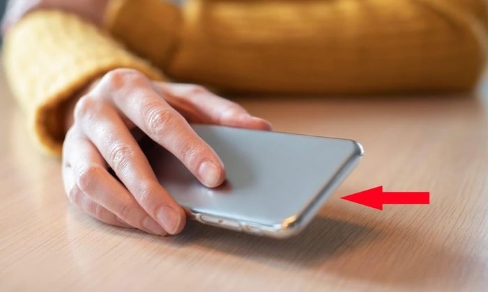 Việc úp điện thoại xuống bàn khi không sử dụng mang lại nhiều lợi ích. Ảnh minh họa.