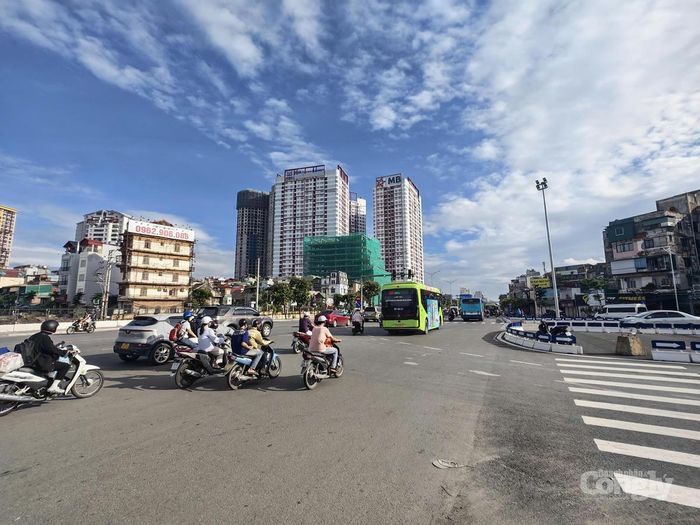 Thủ đô Hà Nội: Có mây, ngày nắng; chiều tối và đêm nhiều mây, có mưa rào và dông rải rác, cục bộ có nơi mưa to.