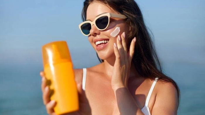 Khả năng chống nướ cũng là tiêu chí không nên bỏ qua khi mua kem chống nắng