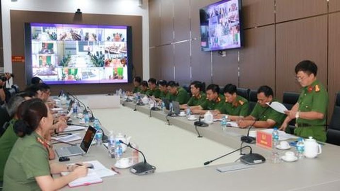 Hội nghị được tổ chức theo hình thức trực tiếp kết hợp trực tuyến đến 168 điểm cầu Công an phường, xã, đặc khu