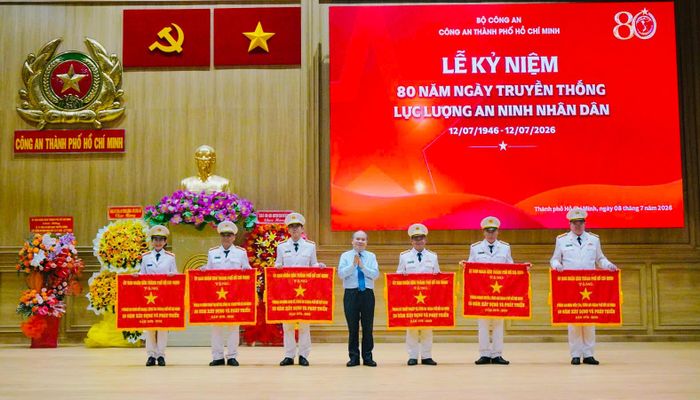 Phó Chủ tịch Ủy ban nhân dân Thành phố Hồ Chí Minh Trần Văn Bảy tặng Cờ truyền thống cho các tập thể