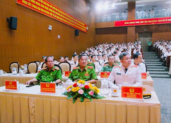Các đồng chí lãnh đạo và đại biểu tham dự buổi lễ