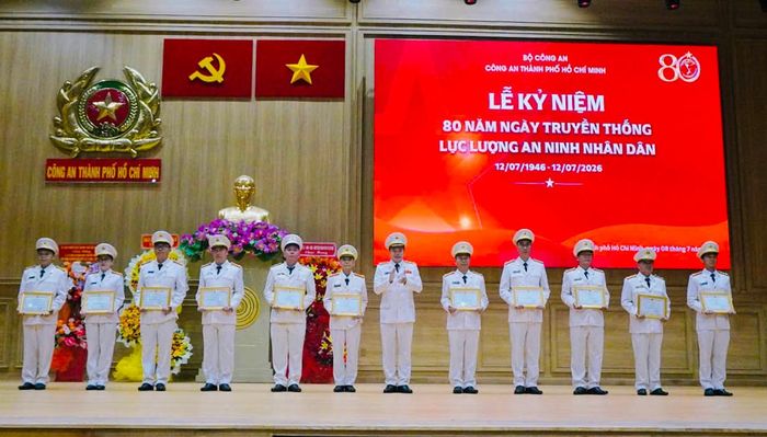 Trung tướng Mai Hoàng, Giám đốc Công an Thành phố Hồ Chí Minh trao khen thưởng cho các tập thể, cá nhân đạt thành tích xuất sắc