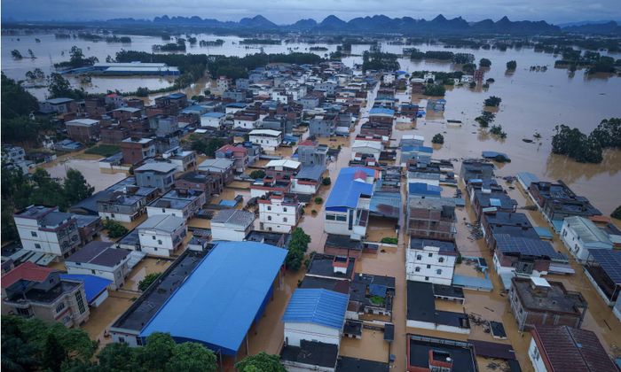 Hoành Châu, Quảng Tây ở miền nam Trung Quốc chìm trong nước lũ - Ảnh: Reuters