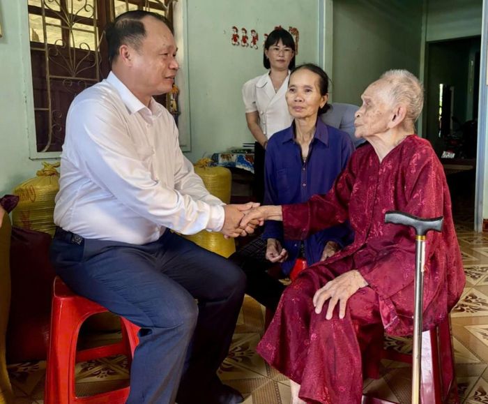  Ông Dương Mah Tiệp Phó Chủ tịch thăm hỏi, tặng quà bà Nguyễn Thị Phận (thương binh tỷ lệ 21–60%, thôn Hòa Sơn, xã Bình Phú). 