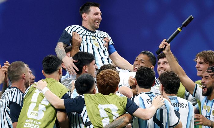 Các cầu thủ Argentina tung hô Messi sau trận đấu. (Ảnh: Reuters)