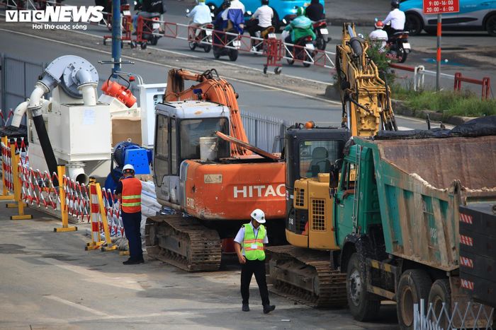 Tuyến metro số 2 Bến Thành - Tham Lương có chiều dài hơn 11 km, gồm 10 ga ngầm, một ga trên cao và một depot. Dự án được khởi công đầu năm nay, dự kiến hoàn thành vào năm 2030.