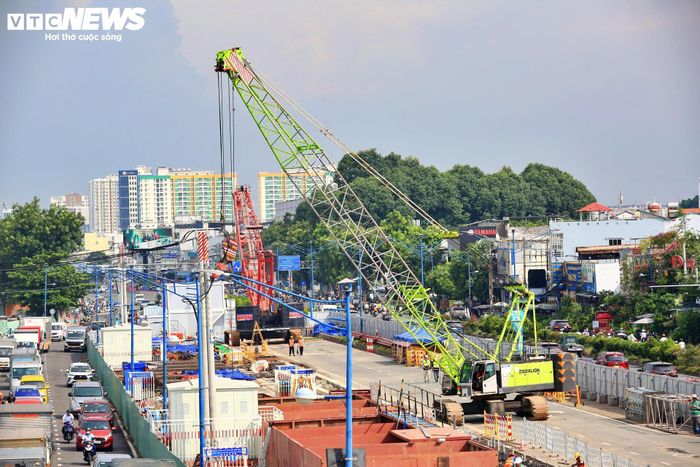 Theo thiết kế, ga ngầm ST10 có tổng chiều dài tường vây khoảng 534 m, thời gian thi công dự kiến khoảng 6 tháng. Chiều 6/7, các kỹ sư đã tiến hành kiểm tra lồng thép trước khi đưa vào thi công.
