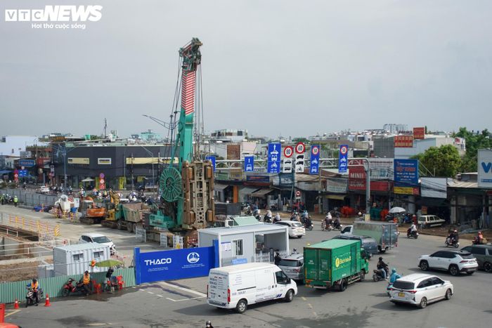 Nhân dịp kỷ niệm 50 năm ngày Thành phố Sài Gòn - Gia Định chính thức vinh dự mang tên Chủ tịch Hồ Chí Minh (2/7/1976 - 2/7/2026), Ban Quản lý Đường sắt đô thị TP.HCM (MAUR) đã tổ chức hạ lồng thép phục vụ thi công tường vây tại ga ngầm ST10.