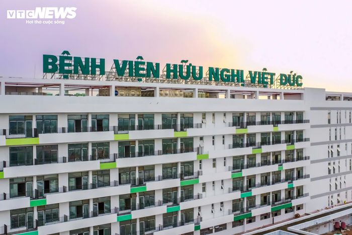 Ngày 6/7, đoàn thẩm định cấp giấy phép hoạt động của Cục Quản lý Khám, chữa bệnh (Bộ Y tế) kiểm tra toàn diện các điều kiện hoạt động của bệnh viện Việt Đức cơ sở Ninh Bình. Cơ sở mới được đánh giá đáp ứng điều kiện để được cấp giấy phép, sẵn sàng khai trương vào ngày 9/7.